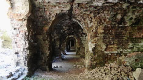 Dolly-Zoom-Shot-Dentro-De-Ruinas-Antiguas-En-Ucrania