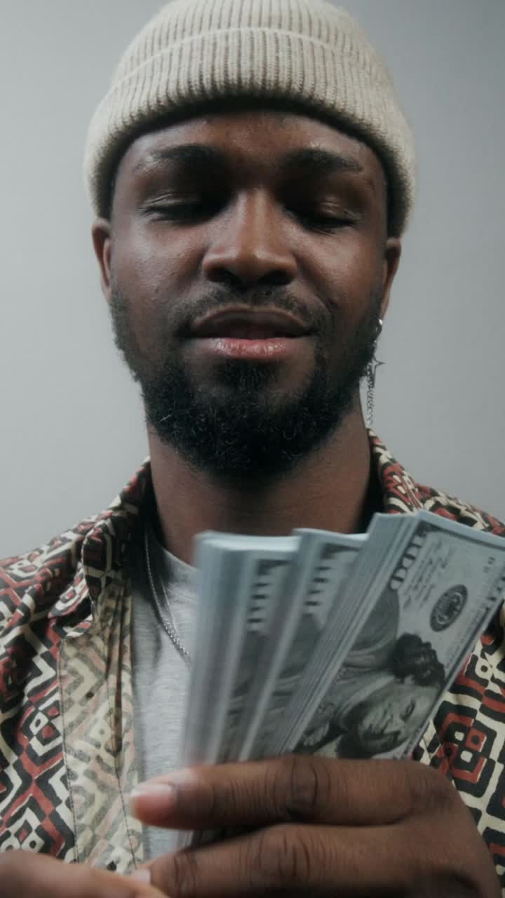 hombre elegante con dinero