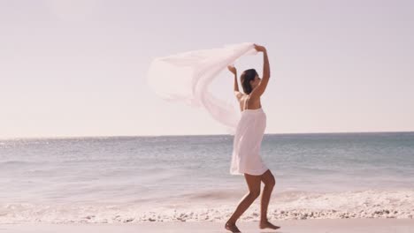 Mujer-Saltando-Con-Una-Sábana