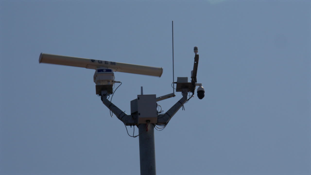 Prise de vue panoramique large de gauche à droite du radar sur le mât du système de surveillance côtière à Trafalgar Point, jetée en pierre à Morecambe