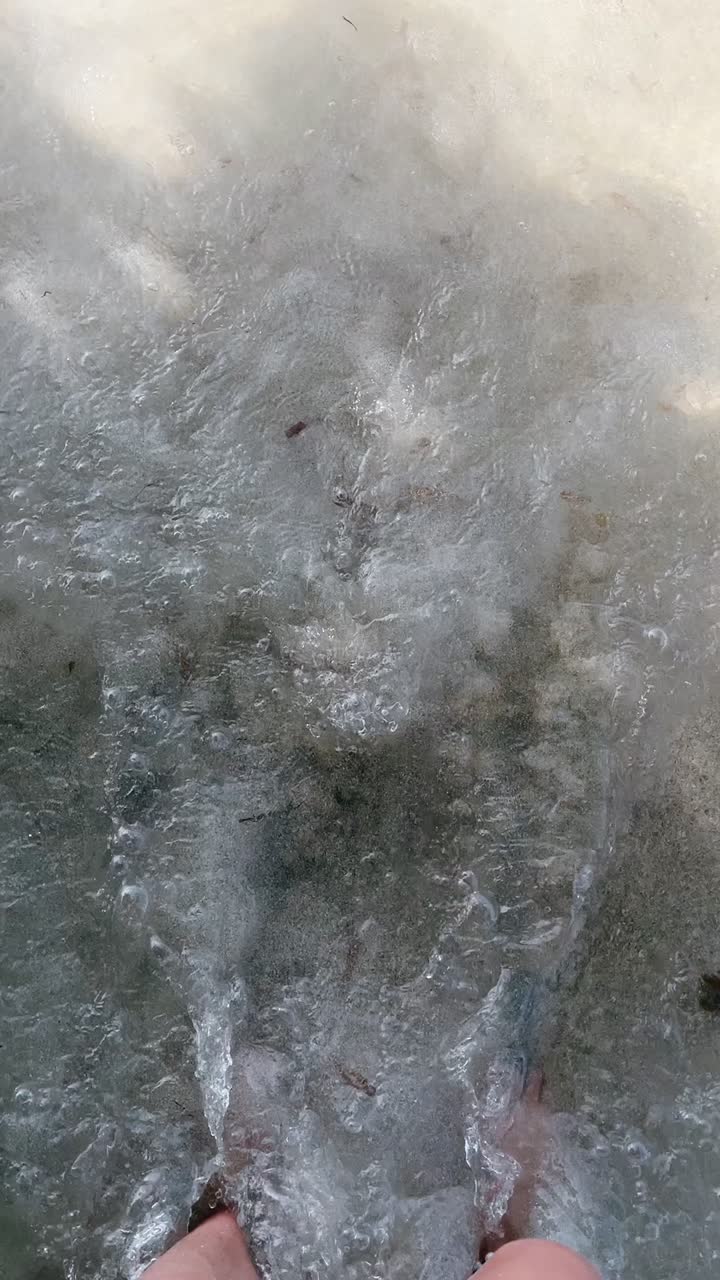 caminando en la playa