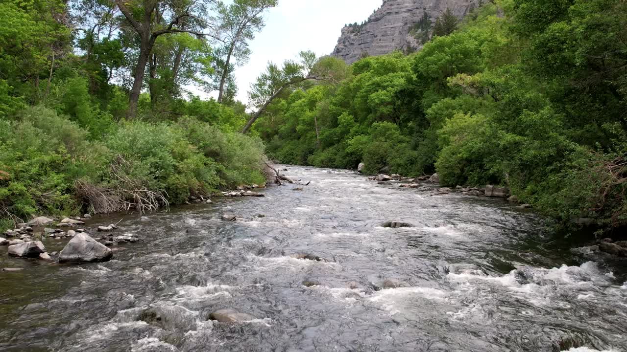 sobrevuelo aéreo que fluye río rocoso en la naturaleza cerca de bridal veil falls en américa