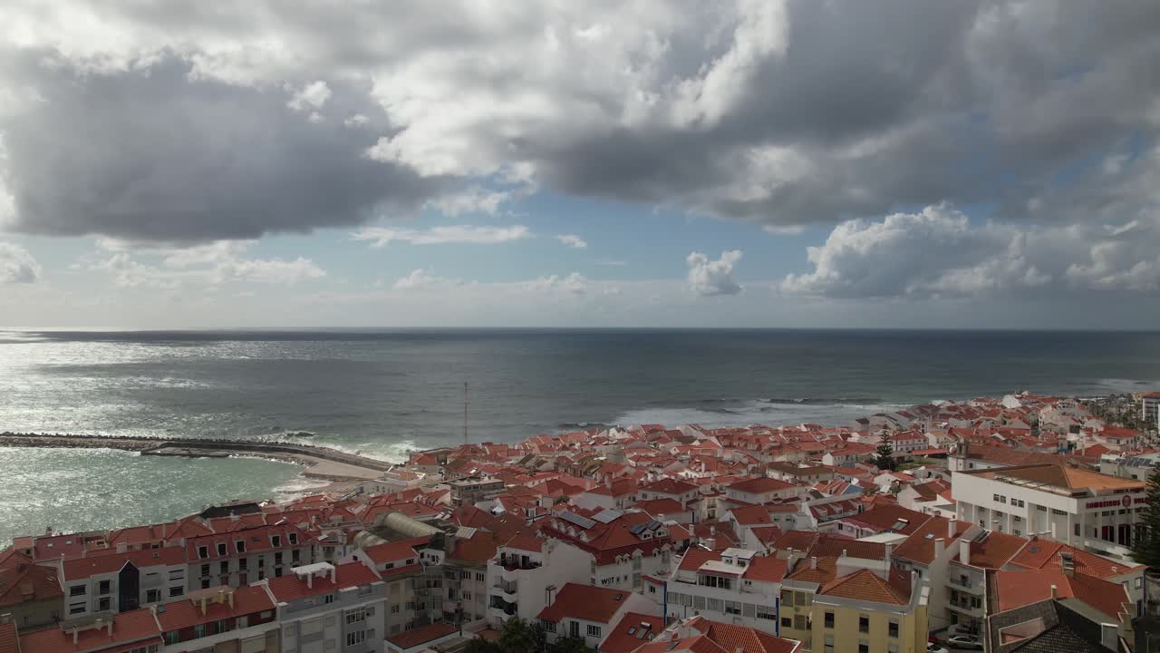 Sorvola la città di Ericeira in Portogallo 03