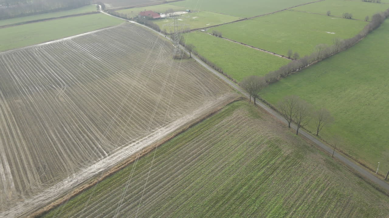 antena de líneas eléctricas que corren sobre prados en el campo
