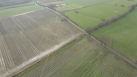 Antena-De-Líneas-Eléctricas-Que-Corren-Sobre-Prados-En-El-Campo