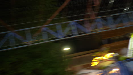 paseo en la atracción del autódromo en la feria de diversión