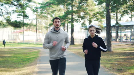 pareja corriendo en el parque