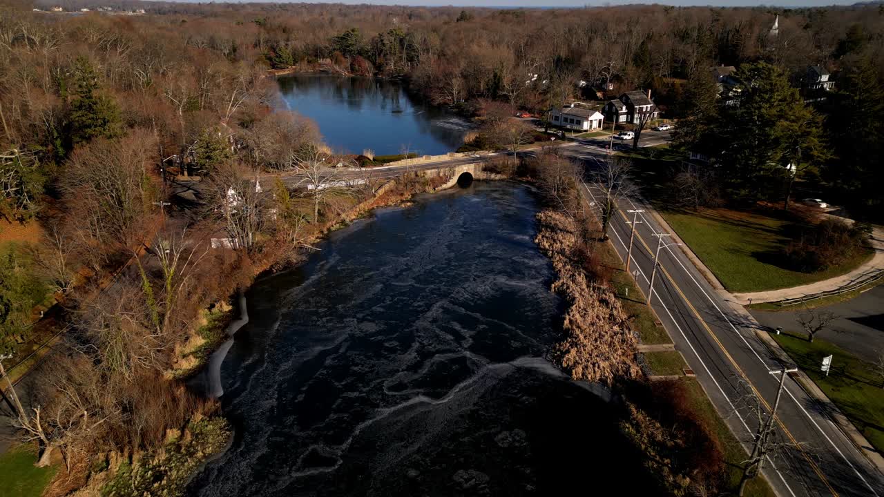 imágenes de drones de invierno del parque conmemorativo de frank melville en el este de setauket en long island
