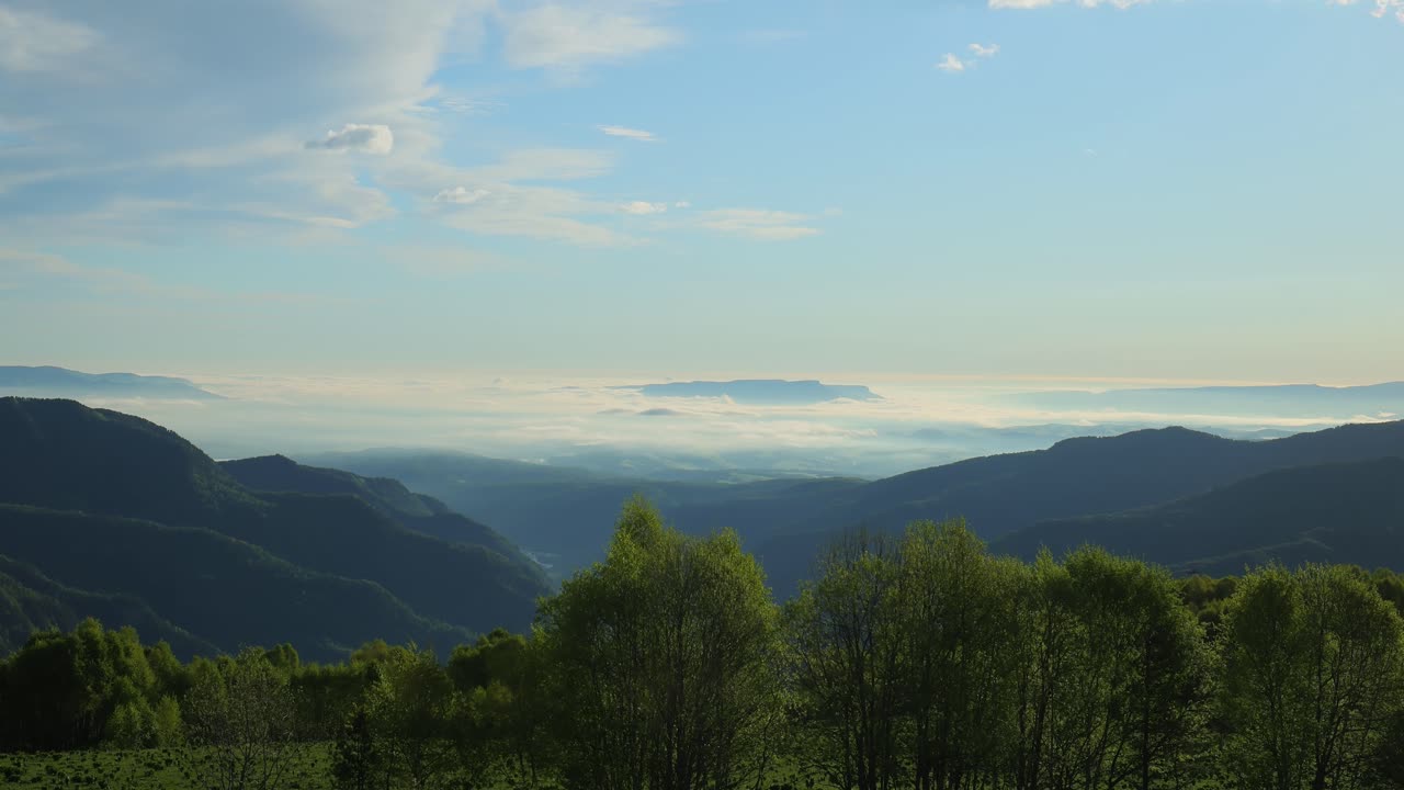timelapse sobre una meseta de las tierras altas. hermoso paisaje de la naturaleza.