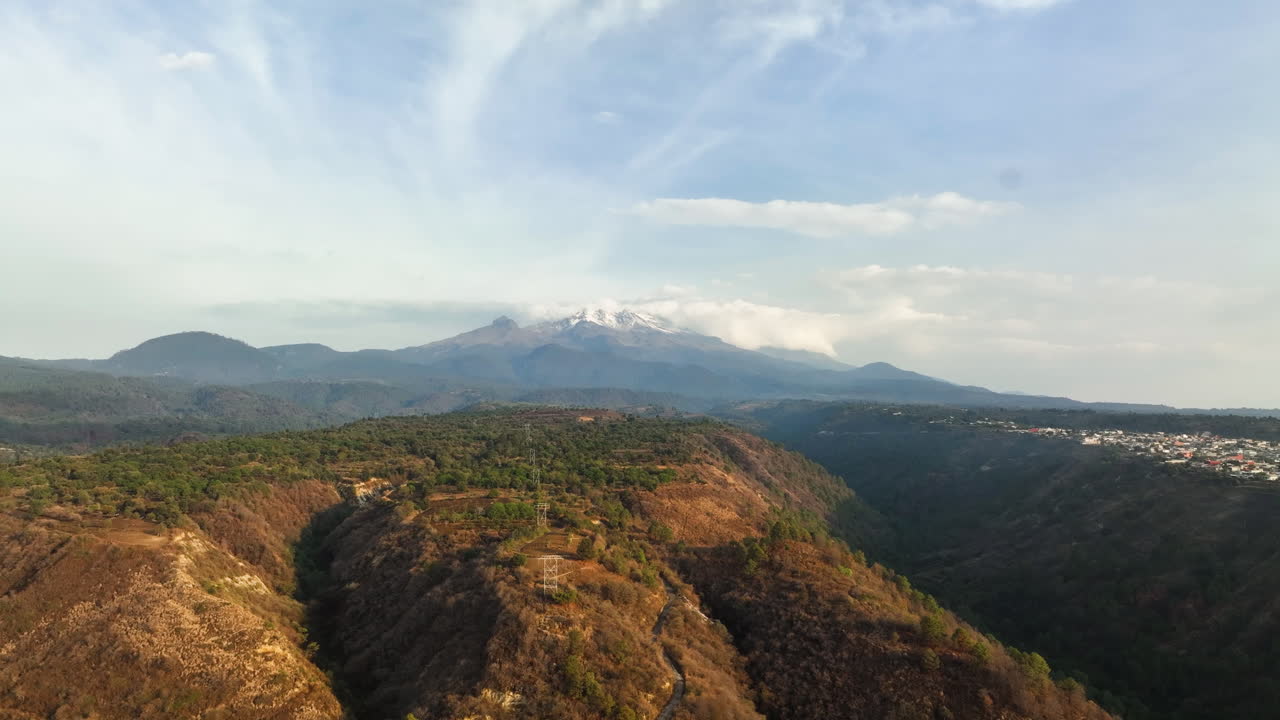 fotografía aérea de un pueblo y la naturaleza de las tierras altas, en la soleada puebla, méxico