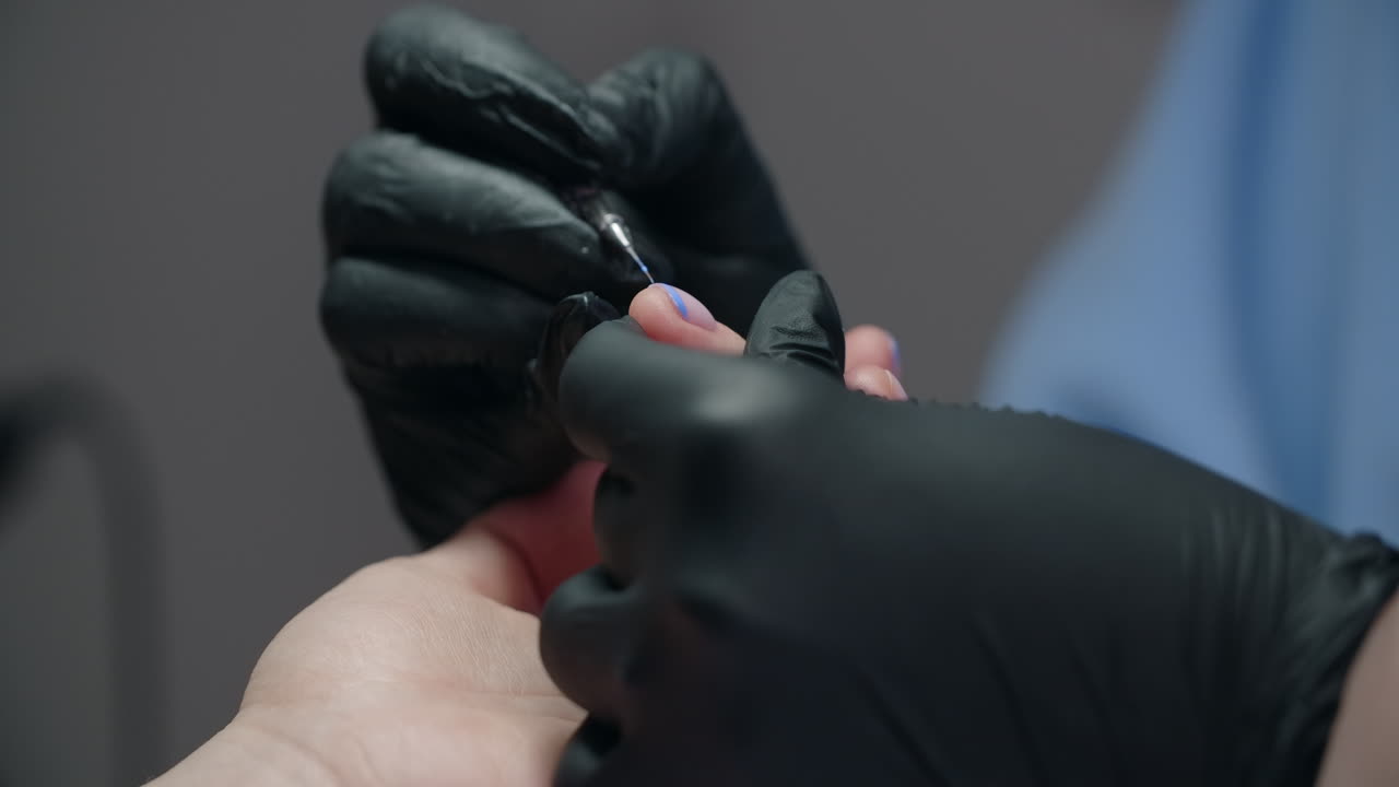 una mujer haciendo una manicura.