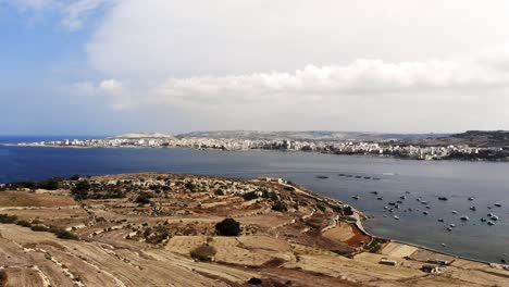 Wunderschönes-Luftdrohnenvideo-Aus-Malta,-Mellieha,-Das-über-Selmun-Fliegt,-Mit-Saint-Paul&#39;s-Bay,-Bugibba,-Xemsija-Und-Mistra-Bay-Im-Hintergrund