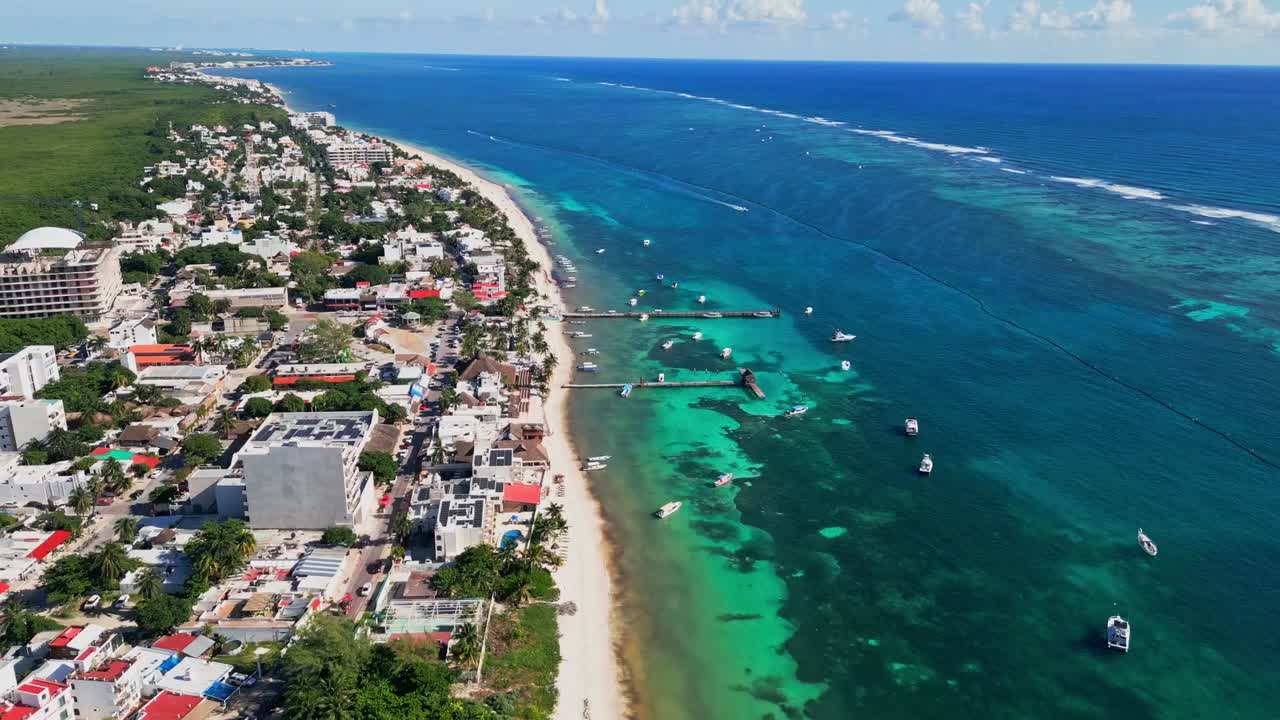 Thị trấn cảng ven biển Puerto Morelos trên Riviera Maya, phía nam Cancun ở Mexico. Ảnh chụp từ trên không bằng máy bay không người lái