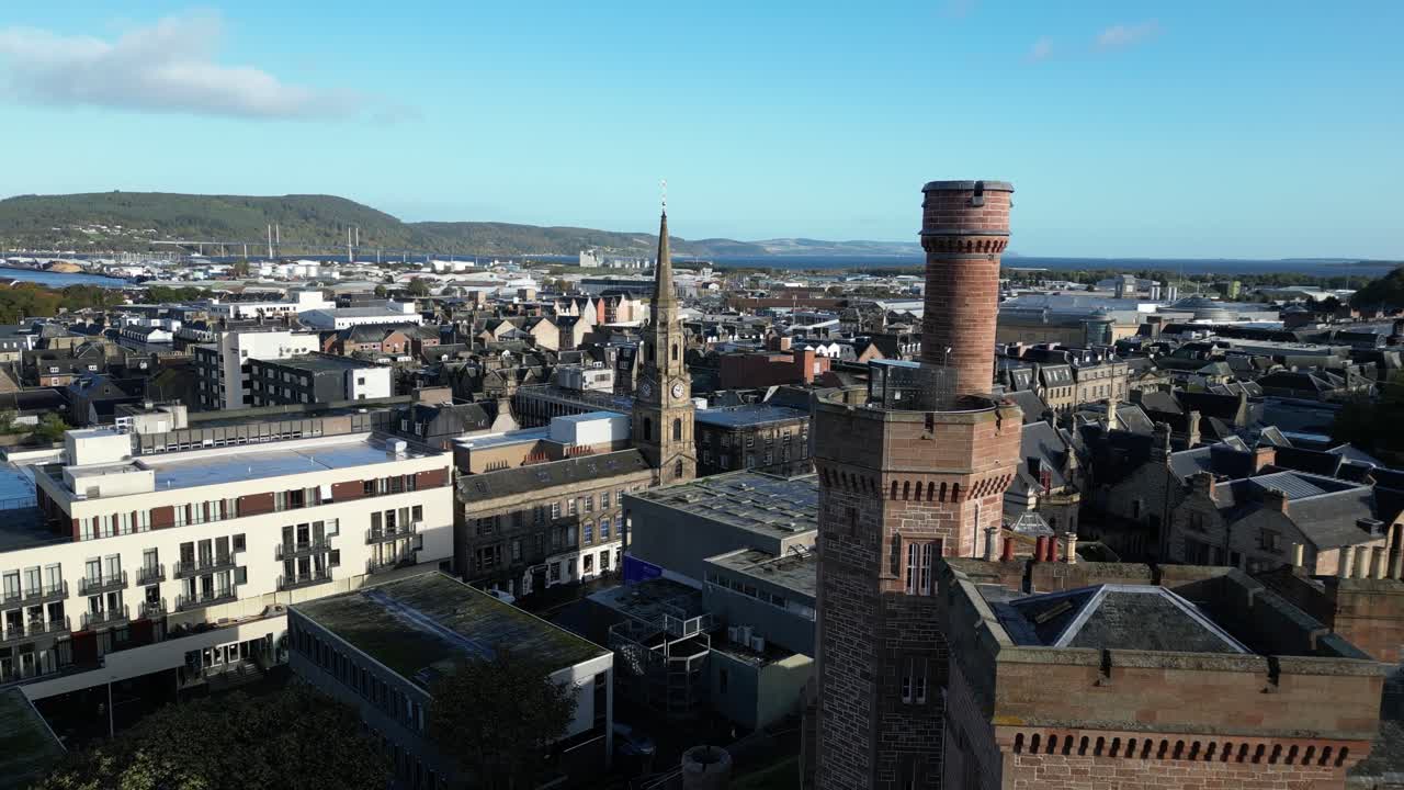 imágenes aéreas de drones del castillo de inverness y el casco antiguo de inverness, escocia en las tierras altas