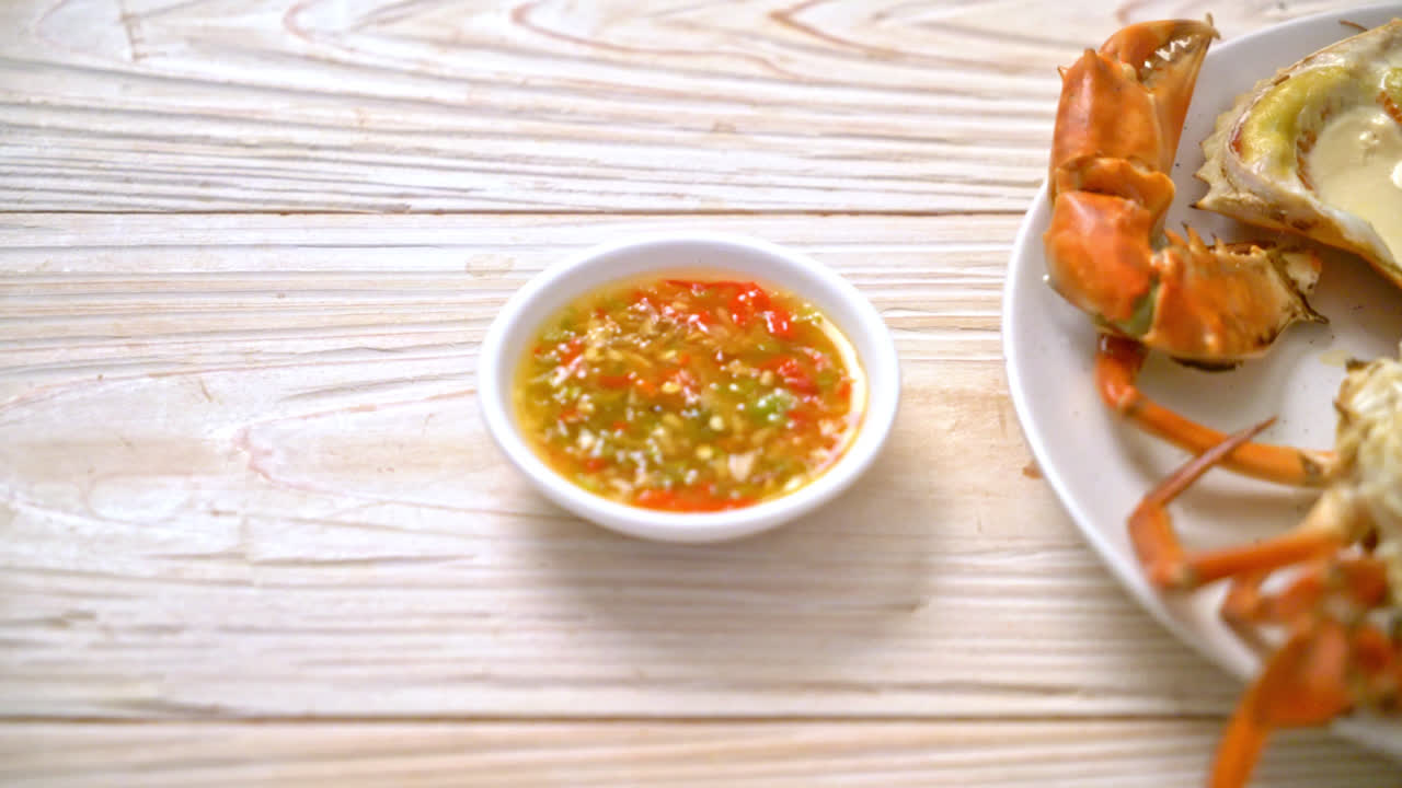 cangrejo al huevo al vapor con leche fresca con salsa picante de mariscos