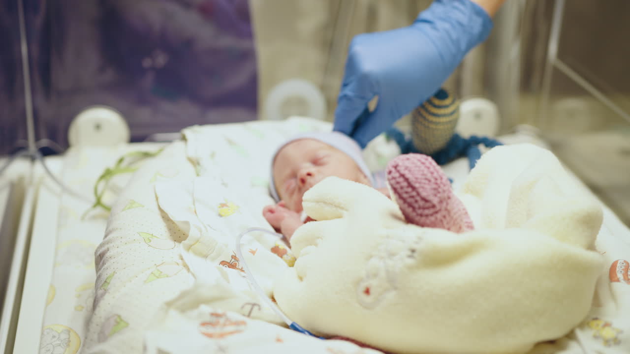 bebé en la incubadora del hospital