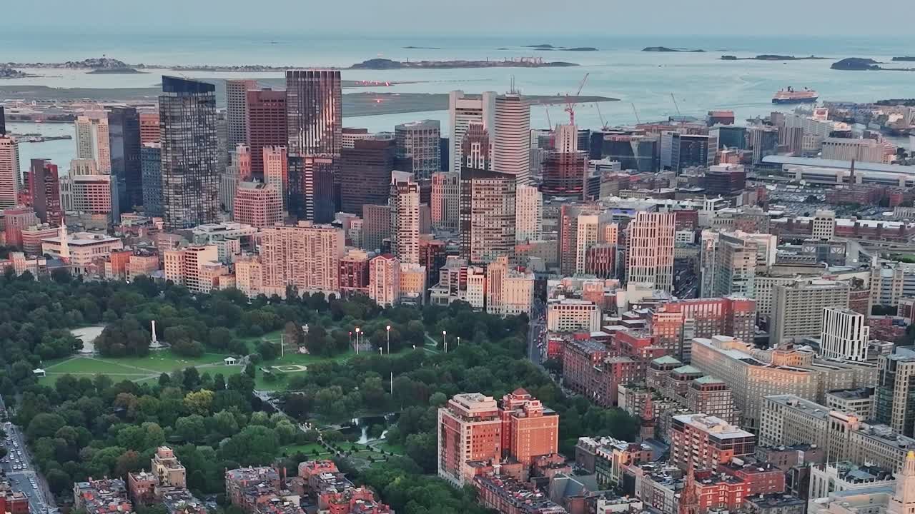 Vista dall’alto delle aree urbane e degli spazi verdi di Boston al tramonto