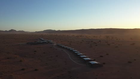 Luftaufnahme-Einiger-Lodges-In-Der-Nähe-Von-Sossusvlei-In-Der-Wüste-Namibias-Bei-Sonnenuntergang