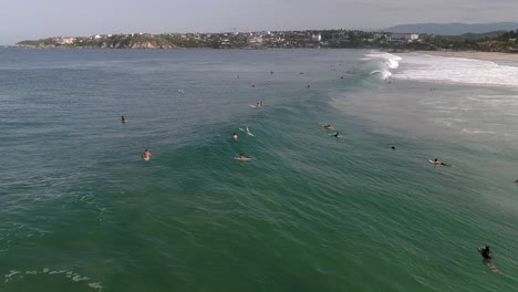 Cámara-Lenta:-Toma-Aérea-De-Un-Surfista-Surfeando-Una-Ola-De-Barril-De-Tubo-En-La-Playa-De-Zicatela-Puerto-Escondido,-Oaxaca