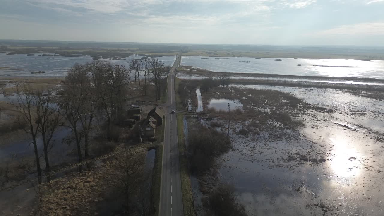 puente de carretera sobre el área de desbordamiento inundación río día soleado dolly aéreo