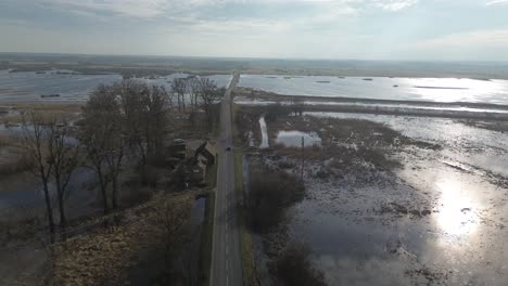 Straßenbrücke-über-Überlaufgebiet-Hochwasser-Fluss-Sonnentag-Antenne-Dolly