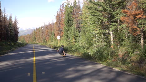 Hombre-Patinando-Por-Una-Hermosa-Carretera-De-Montaña-Vacía