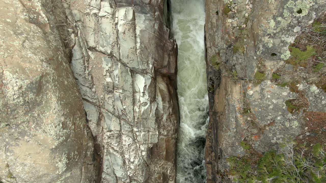 antena de pequeña cascada en río en colorado, verano tardío