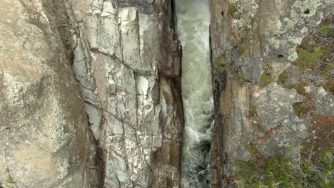 Antena-De-Pequeña-Cascada-En-Río-En-Colorado,-Verano-Tardío