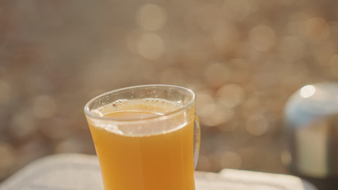 Parlak açık hava ferahlığı. Buz gibi içecekle güneşli bir sahne. Canlı doğal çevreyle sakin bir sabah. Ferahlatıcı meyve suyu ve sonbahar manzarası içeren huzurlu açık hava kahvaltısı.