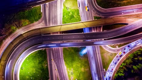 Vista-Aérea-Nocturna-De-Timelapse-De-Una-Intersección-De-Autopistas-Con-Senderos-De-Tráfico-En-Moscú-Nocturna