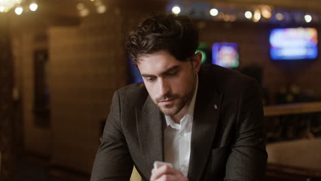 hombre jugando al póquer en el casino.