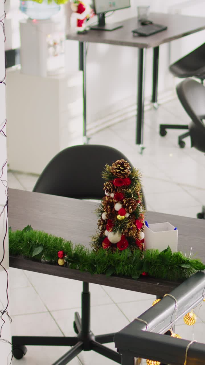 Video vertikal Zoom pada pohon Natal di kantor
