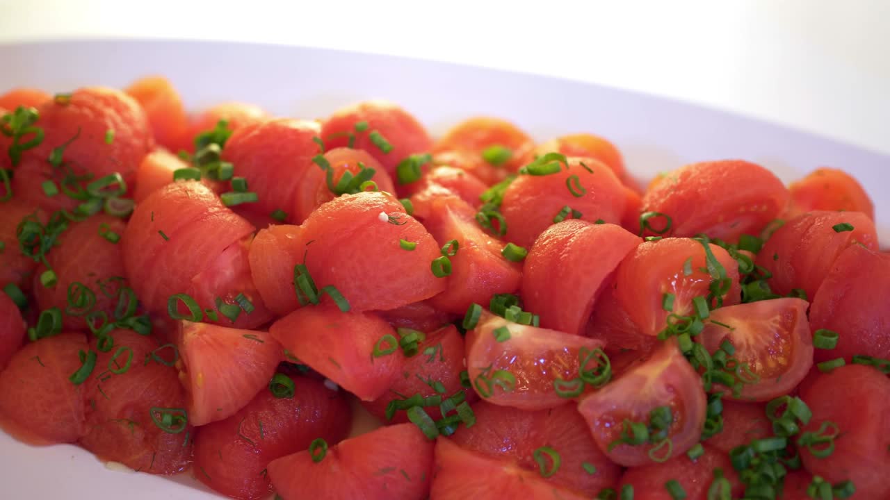 고급 레스토랑에서 고기, 다채로운 과일과 채소로 구성된 뷔페 음식을 제공합니다.