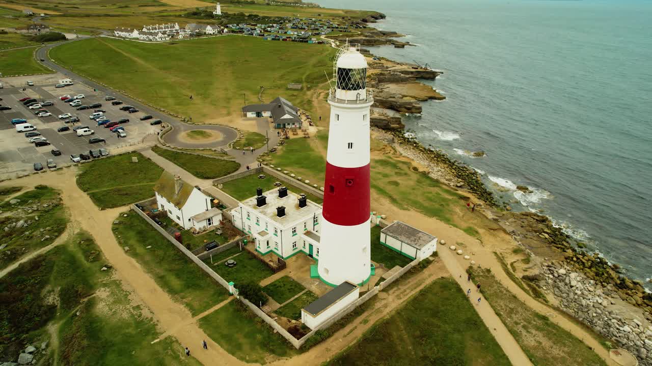 그림 같은 영국 견고한 쥬라기 해안 공중 궤도 왼쪽 보기에 랜드마크 포틀랜드 빌 등대
