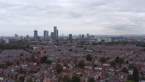 Drone-Shot-Orbitando-Los-Suburbios-De-Old-Trafford-01