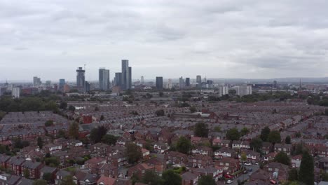 disparo de dron orbitando los suburbios de old trafford 01