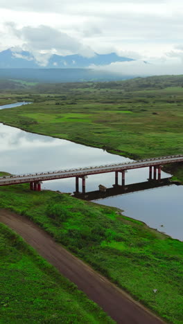 paisaje del puente fluvial vista aérea