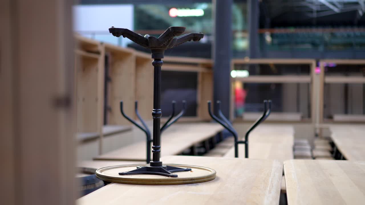 covid-19 코로나바이러스 대유행 동안 레스토랑이나 바의 빈 테라스, 빈 테이블과 좌석, 폐쇄 기간 동안 사람 없음