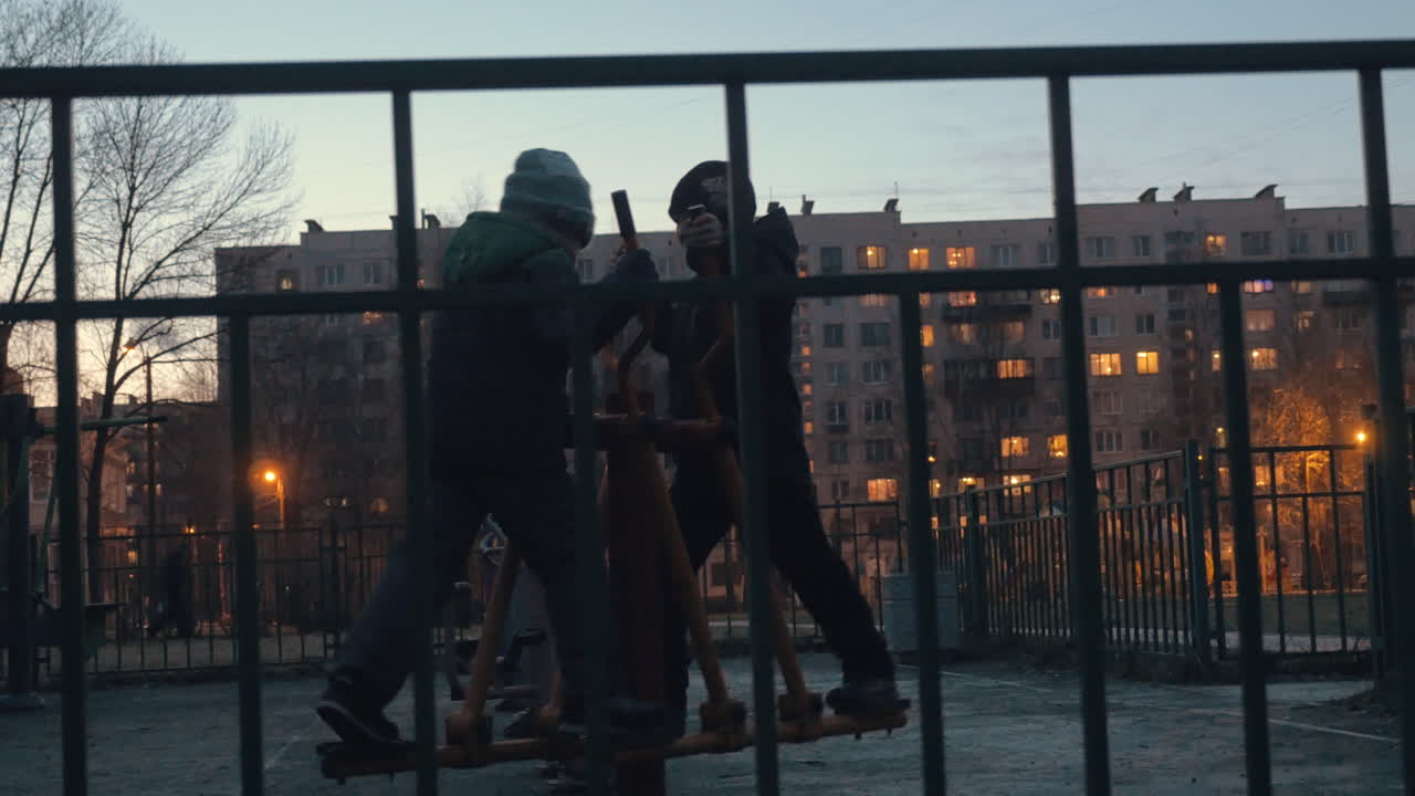 дети занимаются спортом на улице