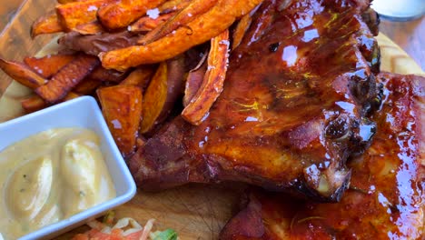 Costillas-De-Cerdo-A-La-Barbacoa-Clásicas-Con-Batatas-Fritas-Y-Ensalada-De-Col,-Comida-Sabrosa,-Toma-De-4k