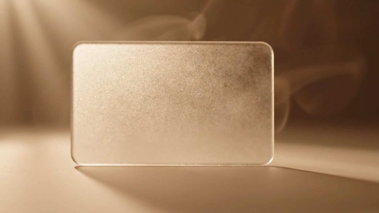 Superficie suavemente iluminada con sombras sutiles y un rectángulo brillante sobre un fondo neutro, creando una atmósfera elegante y serena para exhibición artística.