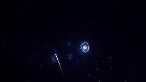 hermosos fuegos artificiales coloridos abstractos explotan en el cielo por la noche un símbolo de celebración en el aniversario de año nuevo para el fondo