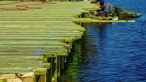 hiper lapso de constructores construyendo una cubierta de madera en el agua usando herramientas