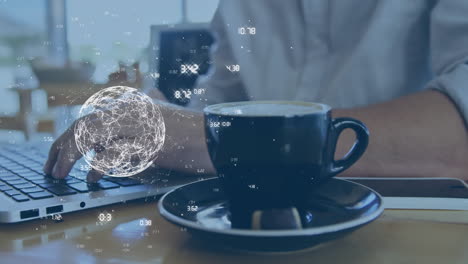 animación del globo con una red de números sobre el hombre caucásico usando una computadora portátil