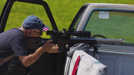 Tirador-Apuntando-Y-Disparando-Rifle-Desde-La-Parte-Trasera-De-Un-Vehículo-Como-Punto-De-Disparo-Durante-El-Partido-De-Prs-En-Leach,-Oklahoma