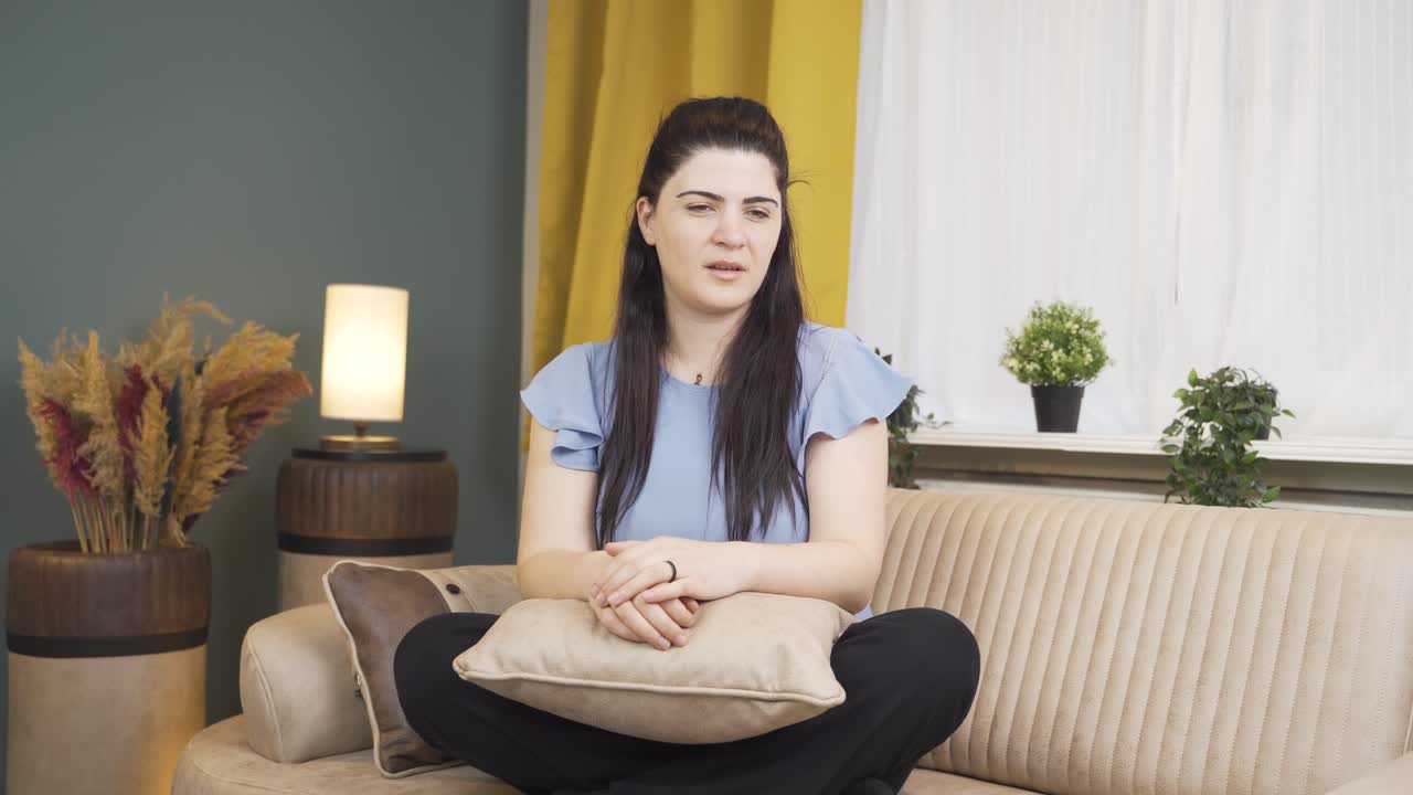 자기 자신에게 화를 내고 결함이 있는 여성.