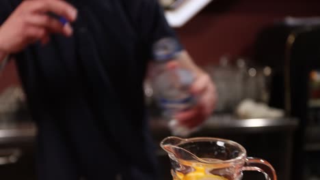 haciendo una bebida de cítricos helados en un bar