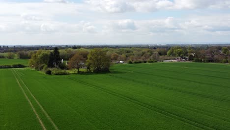 Luftaufnahme-über-Ländlichem-Ackerland,-Auf-Der-Feldfrüchte-In-Der-Britischen-Landschaft,-Cheshire,-England-Angebaut-Werden