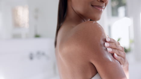 Cuidado-Del-Cuerpo,-Mujer-Y-Manos-Con-Crema-En-El-Brazo