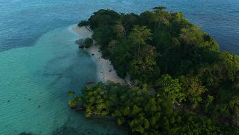 una isla paradisíaca tropical con kayak